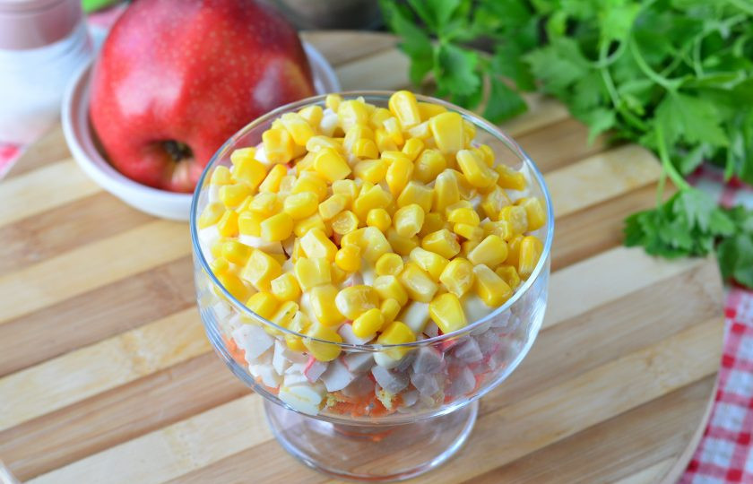 1. Этап. Салат Кудрявый с крабовыми палочками: Завершите салат слоем консервированной кукурузы.