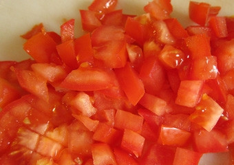 1. Этап. Диетический суп: И, наконец, нарезаем на кубики помидоры.