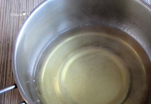 1. Этап. Торт Трио Браволли: Приготовьте желе. В сироп добавьте агар-агар и сахар, помешивая, доведите до кипения, кипятите на небольшом огне 2 минуты (или как указано на упаковке с агар-агаром). Снимите с огня, добавьте лимонный сок, перемешайте.