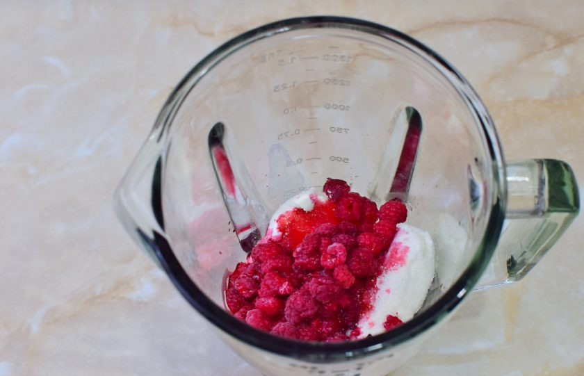 1. Этап. Смузи с творогом и малиной: Следом добавьте ягоды малины.