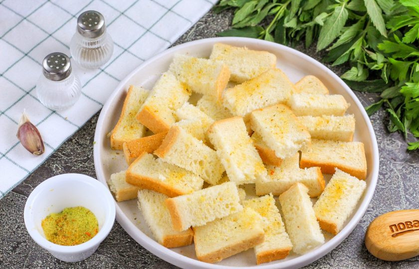 1. Этап. Сыр в аэрогриле: Сбрызните растительным маслом и присыпьте приправой: овощной, для курицы или грибной.