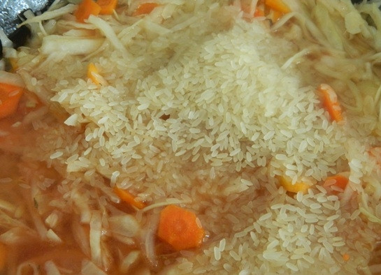 1. Этап. Лаханоризо из капусты и риса: 7. Затем добавляем рис и воду. Тушим лаханоризо под крышкой на маленьком огне до готовности риса. Воды берем в два раза больше риса.