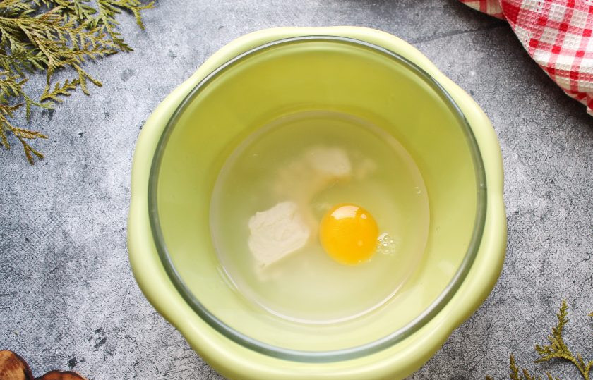 1. Этап. Пирожки с клубникой из дрожжевого теста в духовке: В миску налейте теплую воду, добавьте соль, сахар и выложите дрожжи. Разбейте в миску яйцо и перемешайте до однородности.