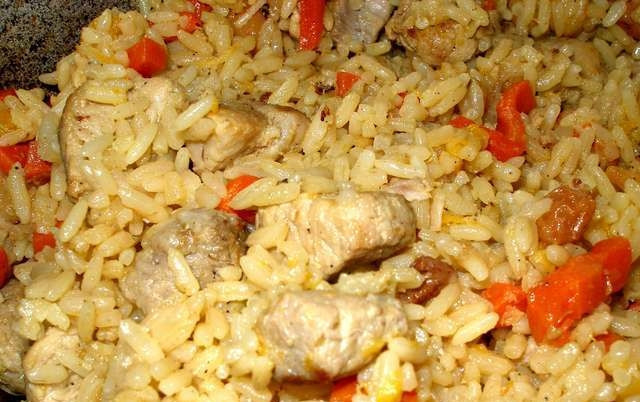 1. Этап. Плов с курагой: Когда плов будет готов, хорошенько перемешайте его в казане и подавайте на стол, украсив зеленью и маленькими зубчиками чеснока.