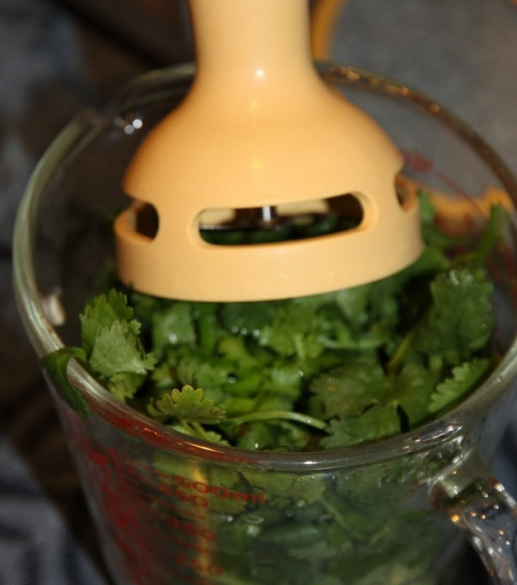 1. Этап. Суп из запеченной тыквы: 6. Отдельно измельчите чеснок и зелень до состояния кашицы.