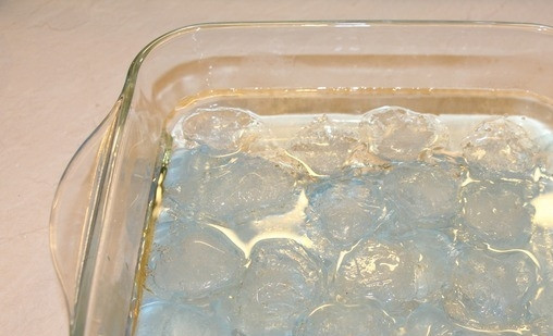 1. Этап. Пирожное Вишнёвый ноктюрн: На стол положите пакет со льдом. На него установите почти плоскую форму или миску. В неё влейте сироп. Он должен остудиться примерно за 5 минут.