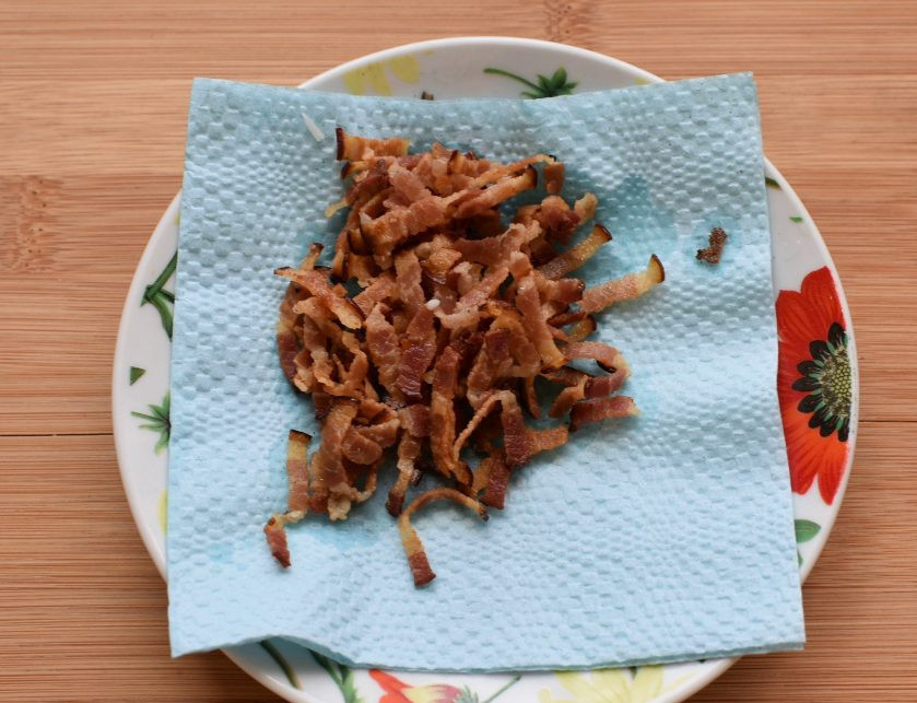 1. Этап. Томатный суп с нутом и беконом: Обжарьте на масле бекон и выньте его на салфетку.