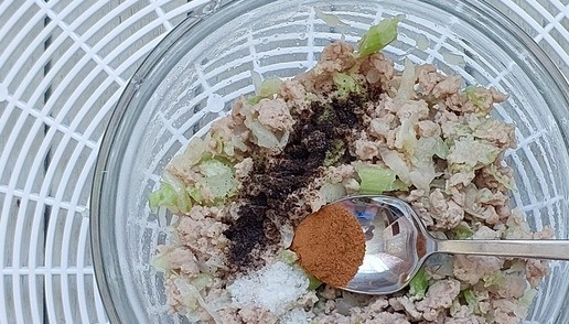 1. Этап. Запеченные яблоки с фаршем индейки: Добавить специи и соль. Специи можно любые, по вкусу. У меня корица и перец.