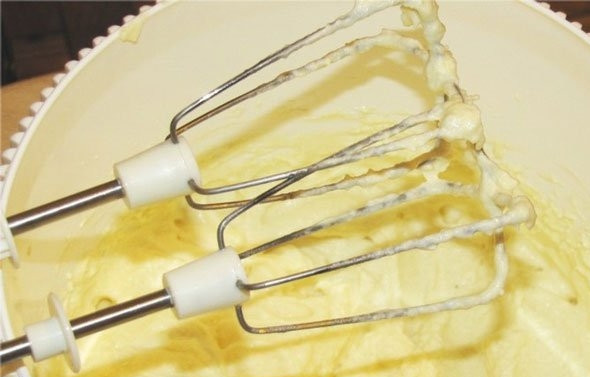 1. Этап. Крем для кекса из сгущенки: 1. Масло берем размягченное, соединяем его со сгущенным молоком и взбиваем миксером.