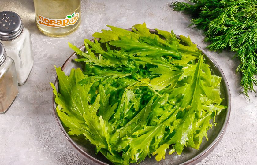 1. Этап. Салат с рукколой и адыгейским сыром: Промойте листья салата и рукколу, стряхните лишнюю влагу и срежьте стебли. Выложите зелень на тарелку веером.