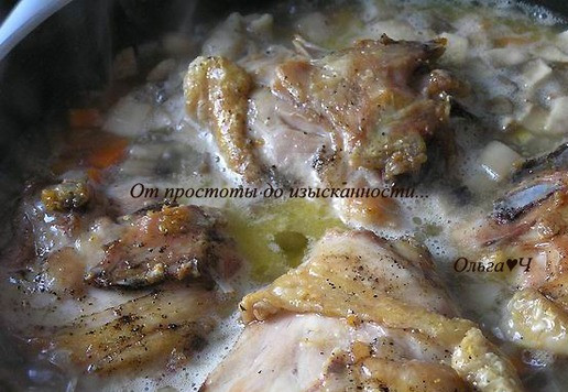 1. Этап. Курица с грибами и маслинами: Верните курицу в сковороду и тушите 30 минут.