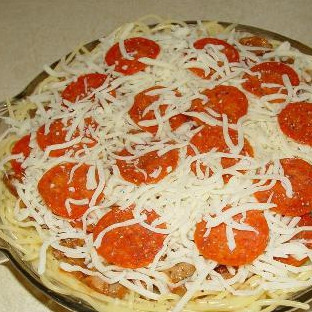 1. Этап. Пирог из спагетти: Выкладываем говядину с луком на макароны, смешиваем с сыром.