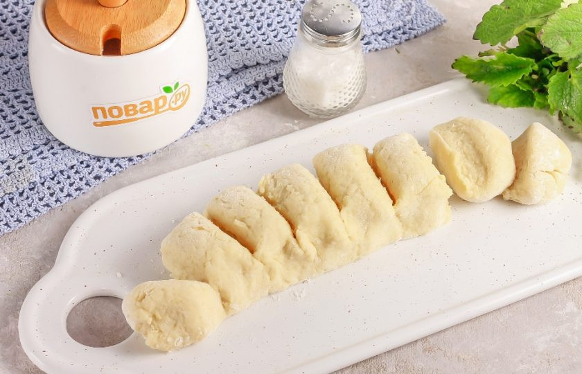 1. Этап. Печенье Сугробы: Тесто извлеките из холодильника и раскатайте в колбаску, а затем нарежьте на одинаковые кусочки.