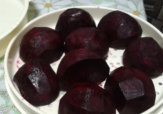 1. Этап. Свёкла в пароварке: 3. Готовую свеклу достаем из пароварки и готовим любое блюдо, которое включает ее в себя в качестве ингредиента. Как узнать, готова ли свекла? Если она стала полупрозрачной с концов – значит, точно готова, скорее вытаскивайте. Можете быть спокойными – свекла сохранила большинство своих витаминов и минералов. А приготовилась-то как быстро!