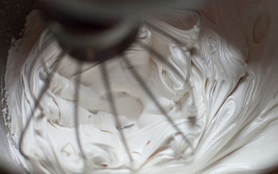 1. Этап. Глазурь заварная для украшения изделий: 5. Постепенно скорость увеличивайте.