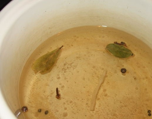 1. Этап. Маринованный сладкий перец: 2. Возьмите кастрюлю, налейте в нее необходимое количество холодной воды, положите все приправы, сахар, соль. Прокипятите, через 5 минут добавьте уксус.