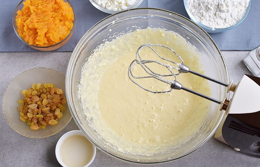 1. Этап. Пирог из тыквы в мультиварке: По одному добавьте яйца, тщательно взбивая после каждого и счищая массу с краев миски.