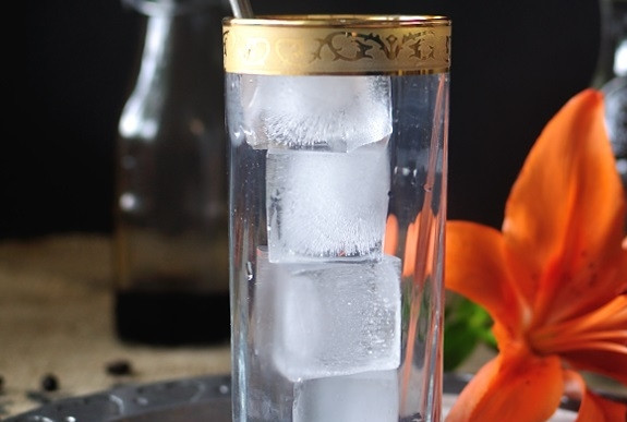 1. Этап. Кофейный шраб: 1. Сделайте сам шраб. Перемешайте уксус с кофе, сахаром, сиропом и водой. Оставьте смесь на 1 сутки при комнатной температуре. Затем шраб процедите через мелкое сито. Приготовьте 3-4 стакана со льдом.