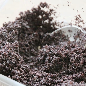 1. Этап. Петух с маковой начинкой: А пока тесто поднимается, займемся начинкой. Мак заливаем небольшим количеством (около 1,5 стакана) воды, доводим до кипения и варим еще около 5 минут. Затем процеживаем мак через самое мелкое сито.