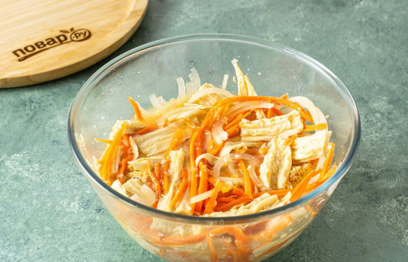 1. Этап. Маринованная соевая спаржа: Влейте маринад, еще раз перемешайте. Залейте спаржу водой, в которой она замачивалась. Сверху прикройте миской, поставьте груз. Уберите в холодильник мариноваться на 1 день.