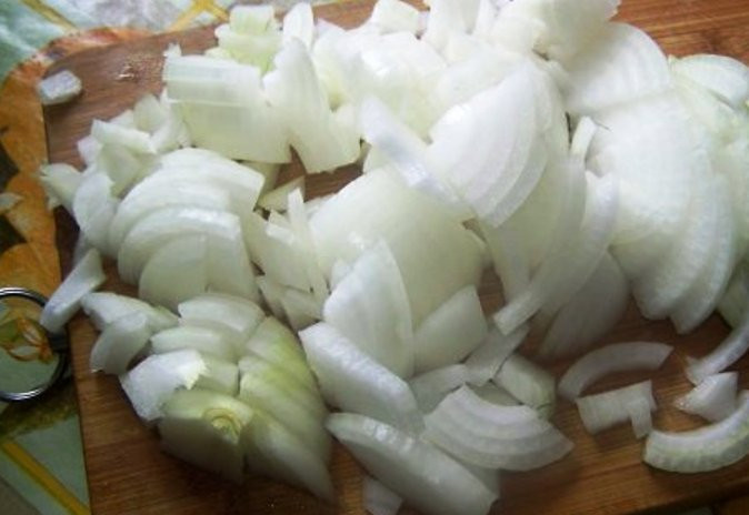 1. Этап. Маринад из моркови и лука: Порежьте лук.