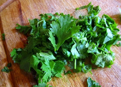 1. Этап. Рис с овощами в мультиварке: Зелень помыть, мелко нарезать.