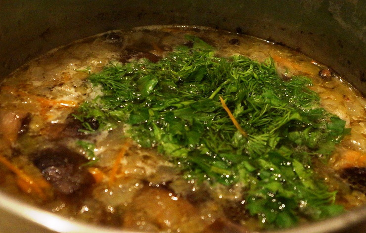 1. Этап. Суп из свежих подберезовиков: За минуту до готовности добавьте зелень, доведите до кипения и отставьте с огня.