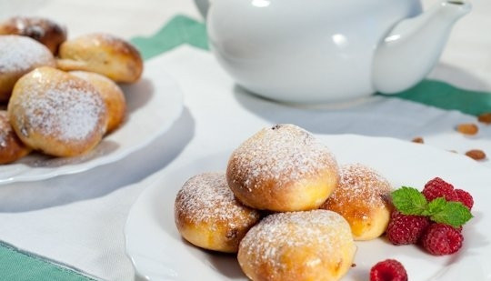 1. Этап. Творожники в духовке: Разогрейте духовку до 190 градусов и запекайте в ней изделия в течение 20 минут. Приятного завтрака!