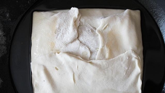 1. Этап. Тайские блины с бананом: Сверните тесто, обжарьте его в течение 2-3 минут с каждой стороны.