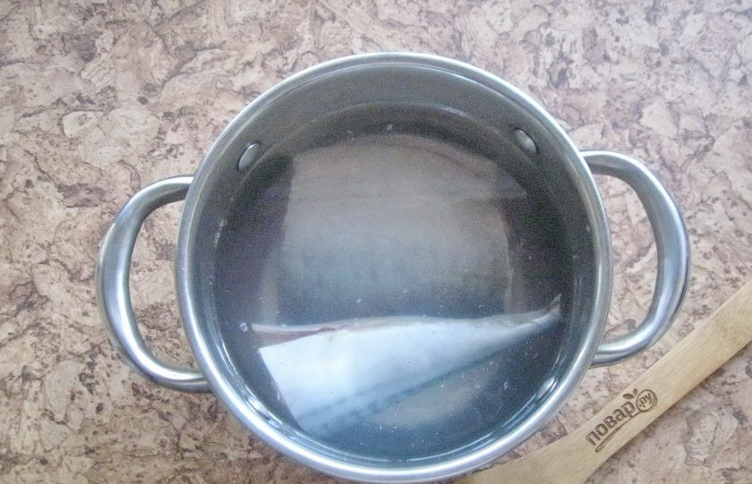 1. Этап. Паштет из скумбрии и горбуши: Налейте воду так, чтобы она покрывала рыбу.