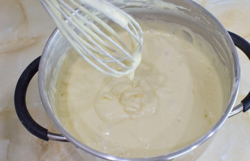 1. Этап. Бисквит в разъемной форме: Тесто будет пышное за счет хорошо взбитых яиц.