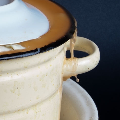 1. Этап. Квашеная капуста: Под кастрюлю обязательно поставьте таз - капуста будет выделять сок, который будет выходить за края кастрюли.