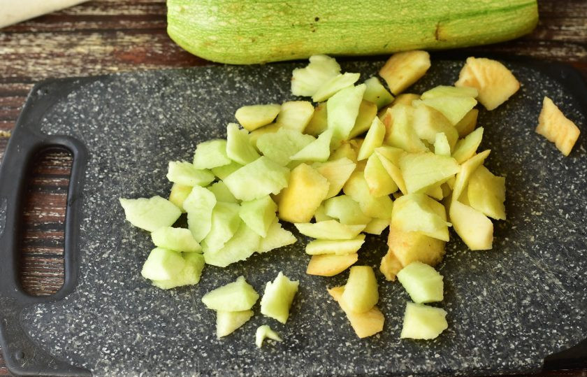 1. Этап. Варенье из кабачков и яблок: Вымойте яблоки, очистите кожуру, нарежьте их кусочками.