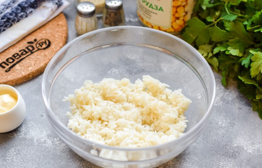 1. Этап. Крабовый салат с рисом и яблоком: Вареный рис переложите в глубокую миску.