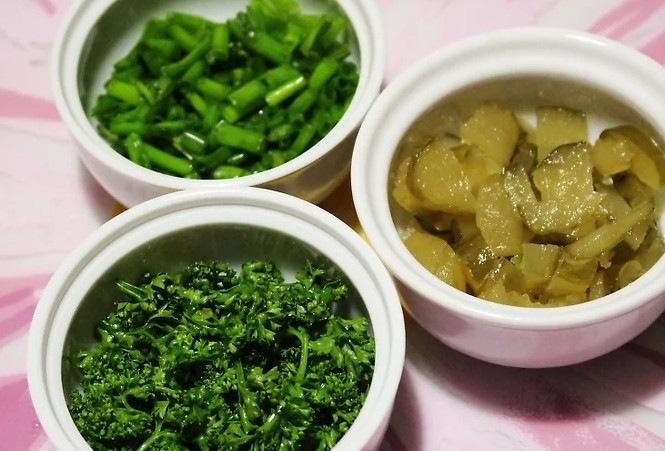 1. Этап. Арбузная сальса: 2. Следом измельчите острый перец, лук и петрушку.