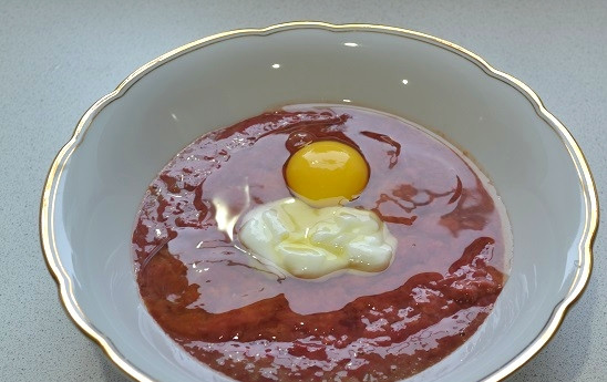 1. Этап. Закуска из печени: 4. Вбейте яйцо.