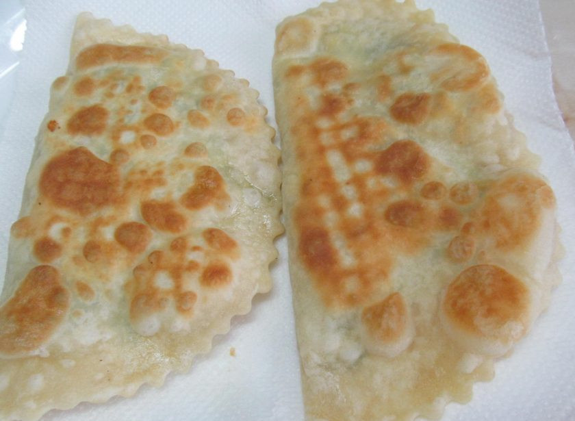 1. Этап. Лепешки на простокваше с творогом и зеленью: Готовые лепешки кладем на бумажное полотенце, чтобы оно впитало лишнее масло.