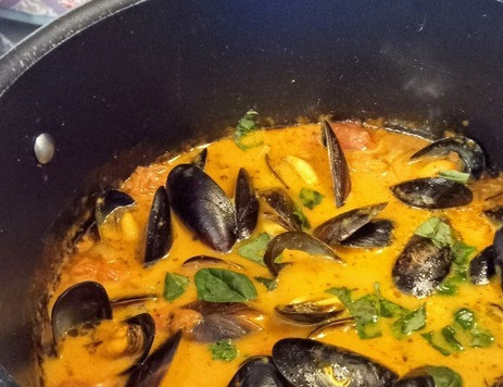 1. Этап. Мидии в остром кокосовом соусе: Открыть крышку. Суп полить соком лимона и посыпать базиликом. Можно подавать. Приятного аппетита.