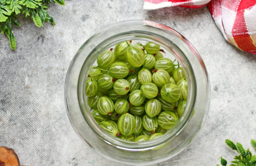 1. Этап. Настойка из черники с крыжовником на самогоне: У крыжовника удалите хвостики, выложите ягоды в чистую, сухую банку.