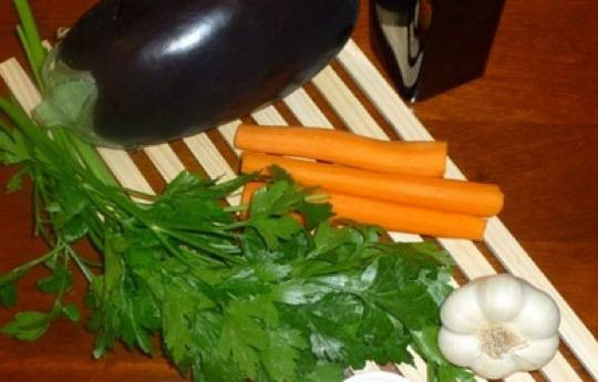 1. Этап. Маринованные баклажаны по-татарски: Тщательно промываем все овощи. Морковь и чеснок очищаем.