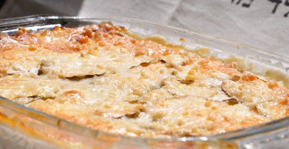 1. Этап. Запеканка из кабачков с помидорами: Отправляем запеканку в разогретую до 180 градусов духовку и выпекаем ее до румяной корочки. Готовую запеканку раскладываем по тарелкам и наслаждаемся ее отличным вкусом и неповторимым ароматом. Приятного аппетита!