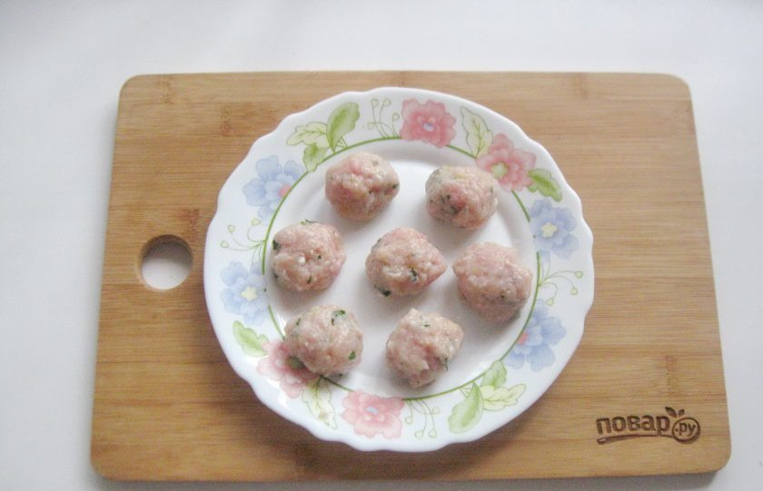 1. Этап. Суп с желтой чечевицей: Мясной фарш посолите по вкусу, добавьте зелень. Сформируйте маленькие шарики — фрикадельки.