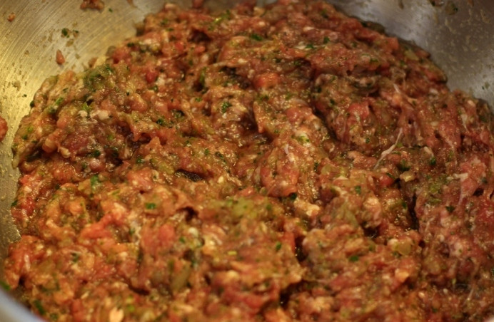 1. Этап. Котлеты, запеченные в духовке: Перемешиваем все ингредиенты, тщательно вымешиваем фарш и отбиваем его.