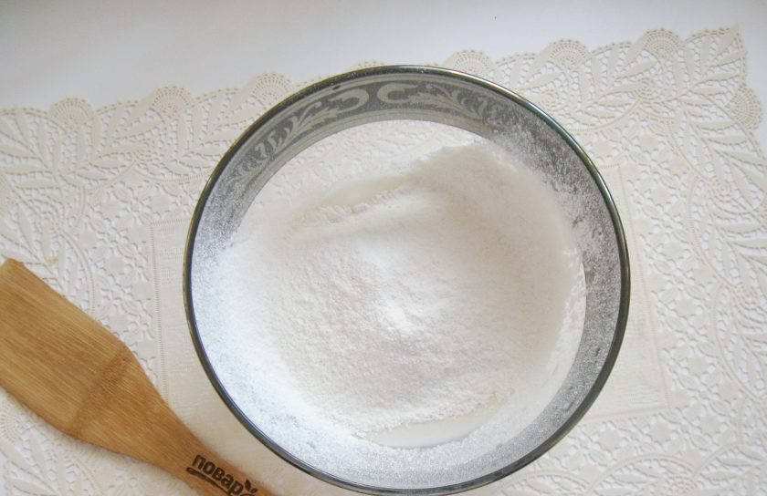 1. Этап. Оладьи без яиц и молока: Добавьте 200 грамм просеянной муки.