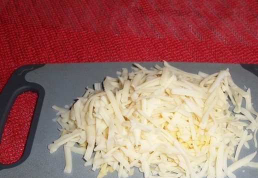 1. Этап. Шаурма с грибами и сыром: Полутвердый сыр трем на терке.