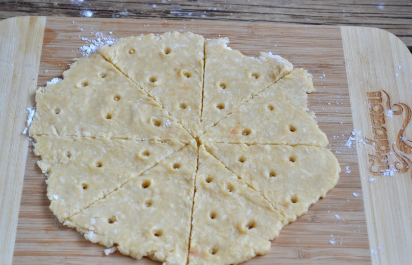 1. Этап. Сырное печенье: Тесто разделите на 4 части. Каждую часть раскатайте толщиной 5 мм., порежьте на куски в форме сыра, сделайте характерные отверстия.