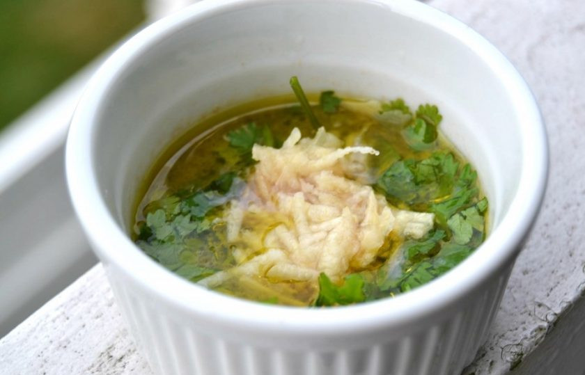 1. Этап. Запеченный фаршированный кальмар: 6. Добавьте к жидкости от обжаривания только что измельченный чеснок и кинзу, а также соус из морепродуктов, перемешайте.