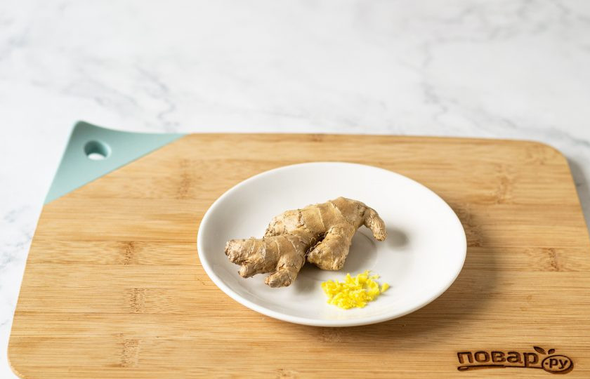 1. Этап. Чай с куркумой и имбирем: Кусочек имбиря очистите и мелко порубите.