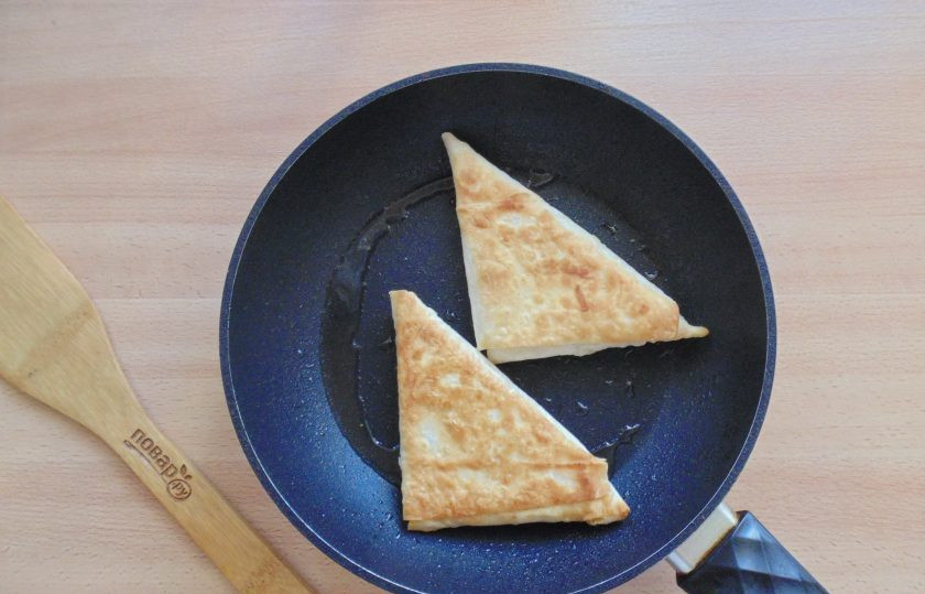 1. Этап. Ленивые пирожки с яблоками: На горячую сковороду с небольшим количеством растительного масла выложите пирожки и обжарьте до золотистого цвета.