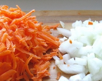 1. Этап. Салат с рыбной консервой: Очистим луковицу и морковь. Помоем и нарежем лук кубиками или полукольцами, а морковь натрем на крупной терке.